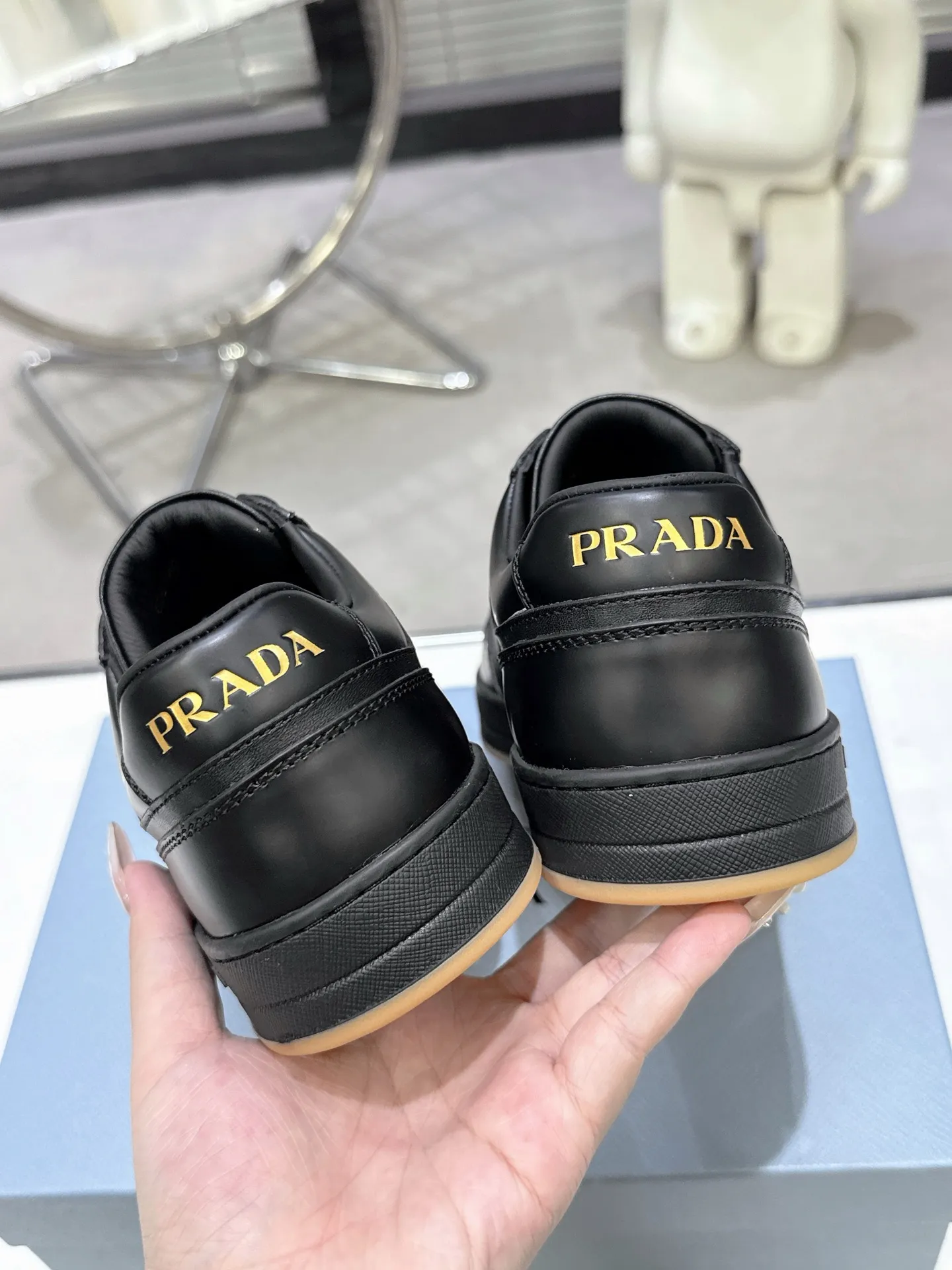 👟👟Ex-factory price 580👟👟 Couple style Prada Latest Downtown Bold series Triangle logo Casual sneakers White shoes Original purchase, development and production Downtown Bold sneakers are inspired by the basketball shoes of the 1980s, with a sporty design and exquisite details. Crafted from perforated leather, the statement platform sole provides a unique, modern style. The Prada logo is interpreted from different angles, decorated with the iconic enameled triangular metal logo, highlighting the unique classic style. Exquisite packaging at the delivery counter🛍📦 ▪️Fabric: Original custom imported first-layer cowhide ▪️Lining: Original imported soft sheepskin ▪️Outsole: Original open-molded rubber bottom material ▪️Size: Women's 35-40 Men's 39-45